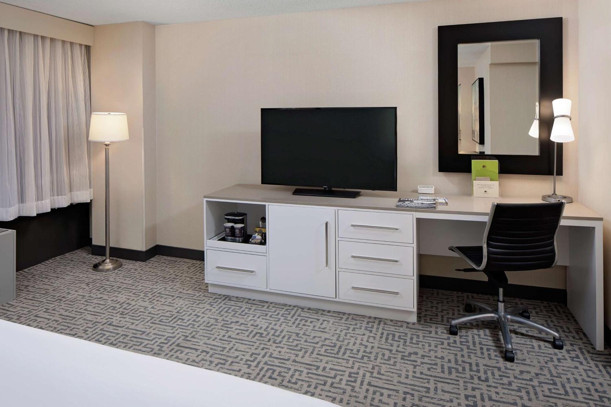 Queen Room Two Queen Beds City View Non-Smoking