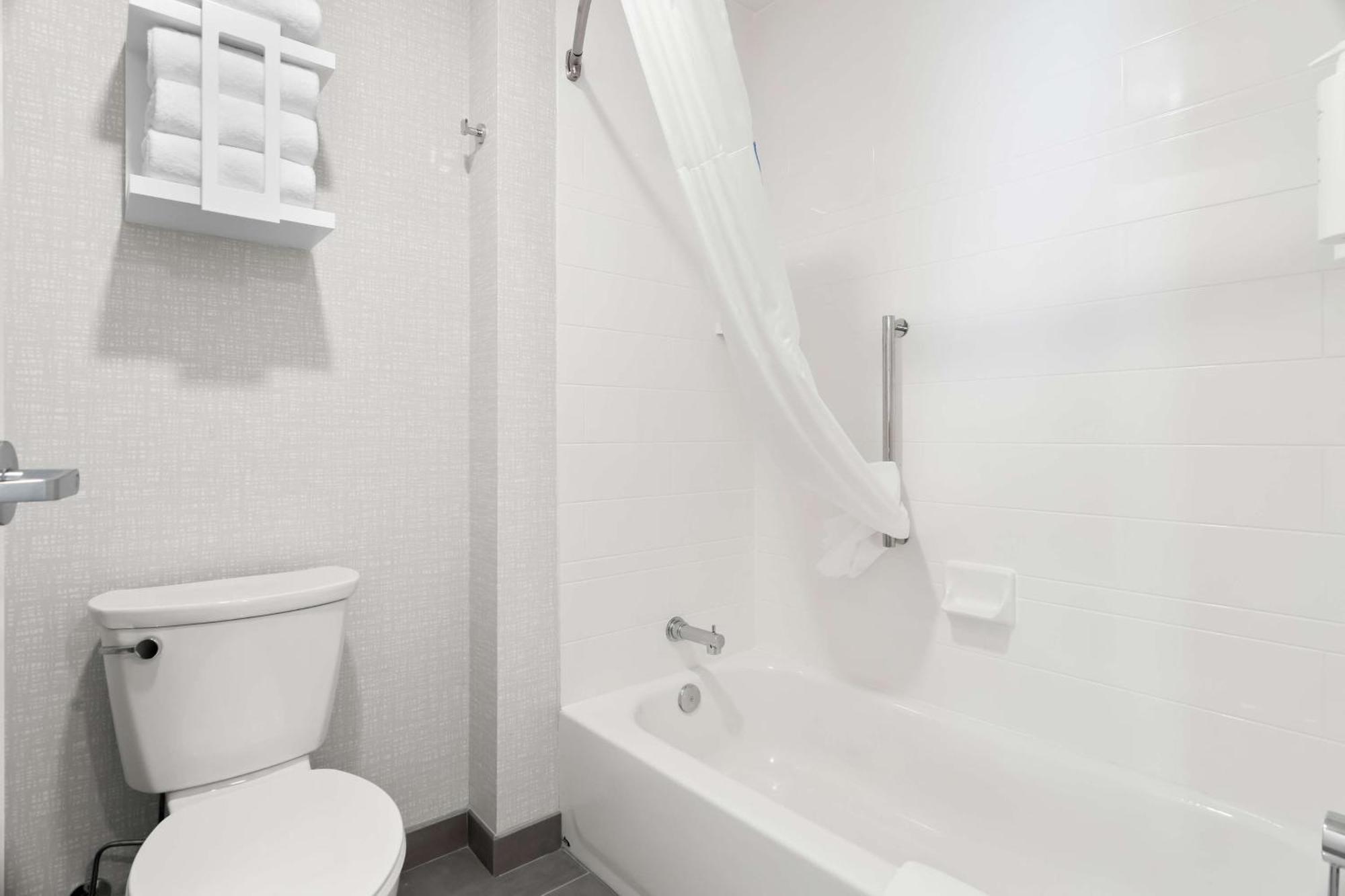King Room Tub Mobility Access,1636901471:JPEG
