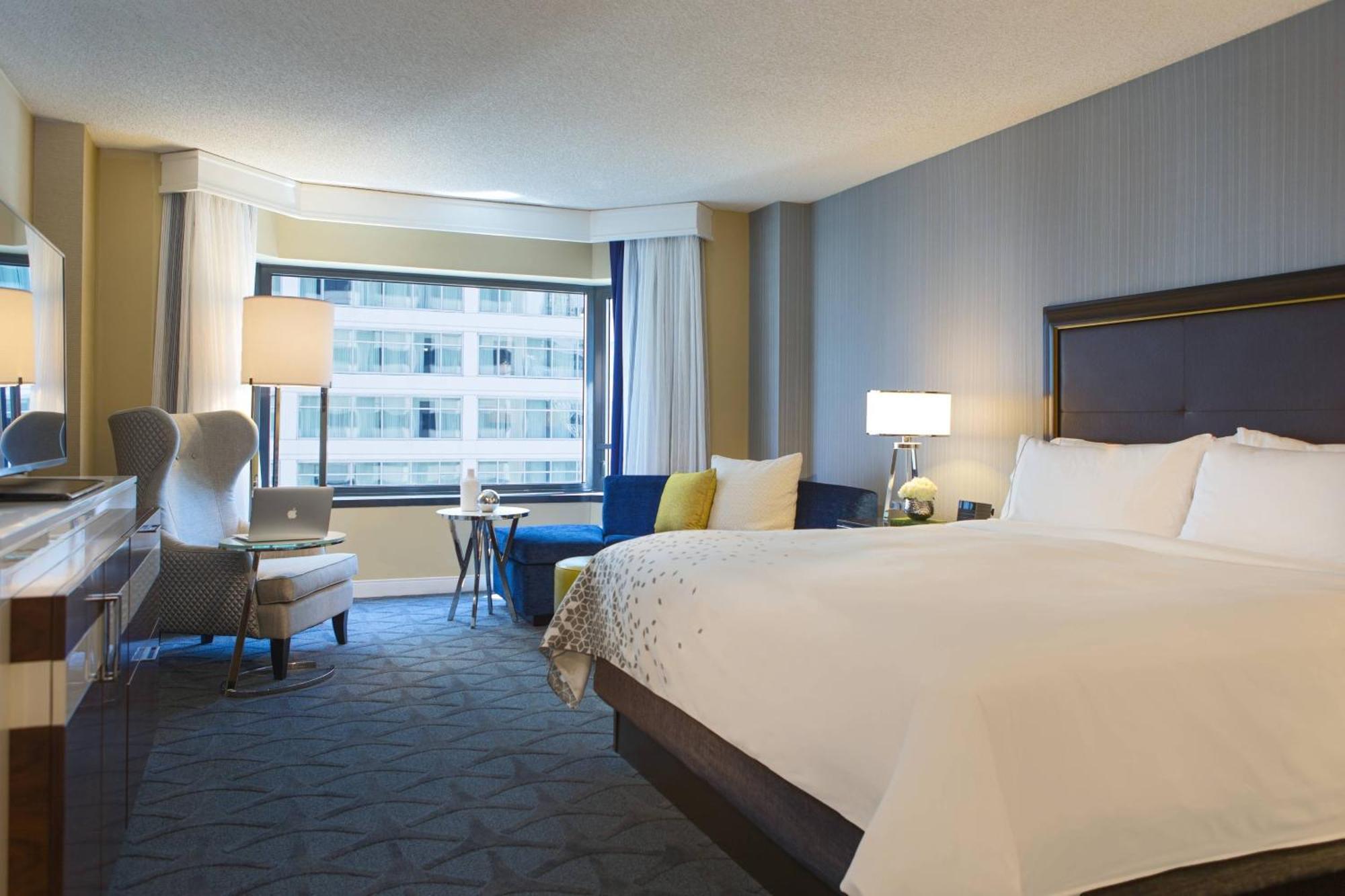 King Room Roll Shower Club Lounge Access Mobility Accessible