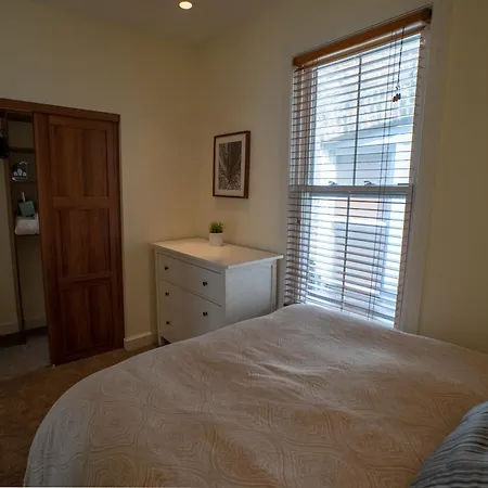 Roscoe Village Guesthouse-3
