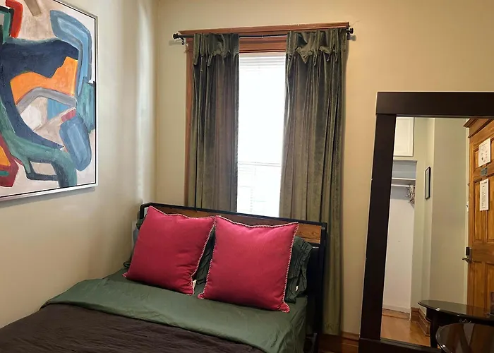 Green Room In Dorothys Bnb Chicago